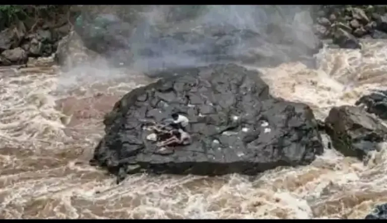 कुकड़ीखापा जलप्रपात पर फंसे नागपुर के चार युवक