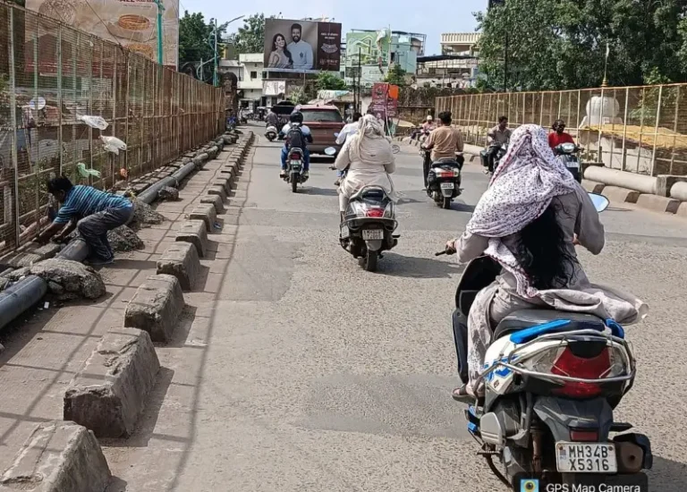 गणेशोत्सवाच्या पार्श्वभूमीवर शहरातील रस्त्यांवरील खड्डे बुजविण्याच्या कामास वेग