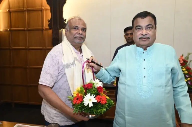 केंद्रीय मंत्री गडकरींनी केला मोहम्मद इस्राईल यांचा सत्कार