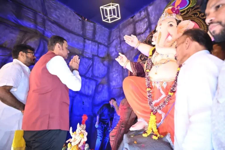 मुख्यमंत्री देवेंद्र फडणवीस यांनी घेतले गणपतीचे दर्शन