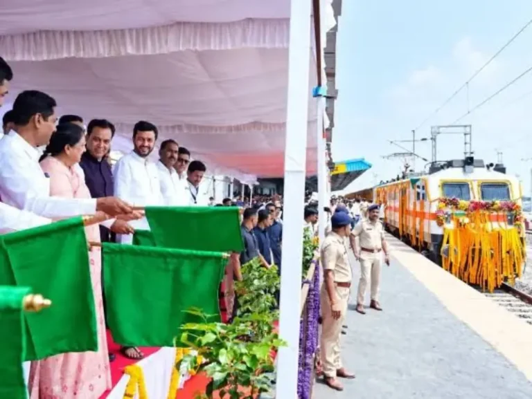 बीड-पुणे रेल्वेला उपमुख्यमंत्री सुनेत्रा पवार यांच्या हस्ते हिरवी झेंडी; यशवंतराव चव्हाण नाट्यगृह नूतनीकरण व तारांगण प्रकल्पाचे भूमिपूजन संपन्न