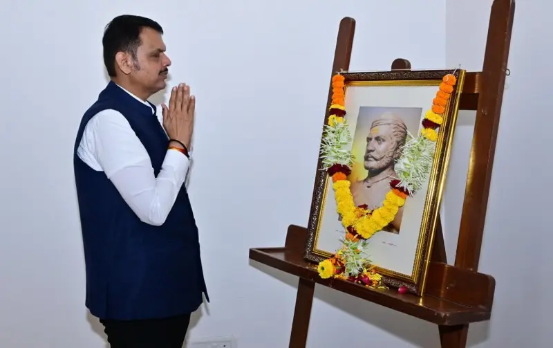 आद्यक्रांतिवीरराजेउमाजीनाईकयांनामुख्यमंत्रीदेवेंद्रफडणवीसयांचेअभिवादन(2)_copy_800x503