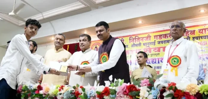 चर्मकारसमाजातीलगुणवंतविद्यार्थ्यांचासत्कार1_copy_800x381