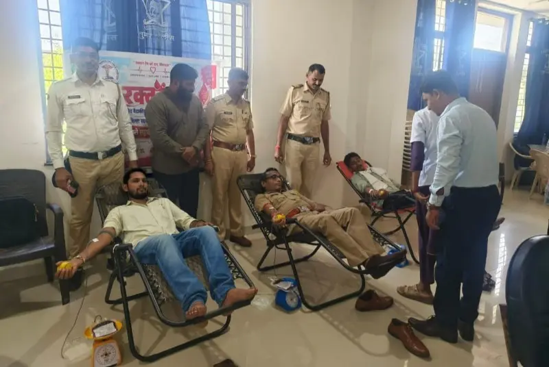 तुमसरपोलीसठाण्यातर्फेगणेशोत्सवानिमित्तरक्तदानशिबिर_copy_800x536