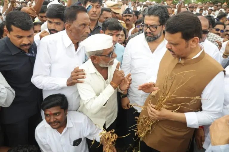 पीक परिस्थितीच्या पाहणीसाठी मुख्यमंत्री शेतकऱ्यांच्या बांधावर!