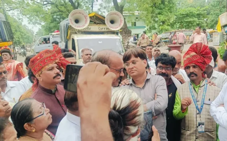 भंडाऱ्यात कलावंतांचे ‘संगीतमय’ आंदोलन; प्रलंबित मागण्यांसाठी जिल्हाधिकारी कार्यालयावर धडक