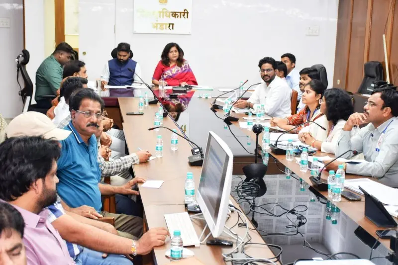 मतदारांनो!मतदारयादीतआताचआपलेनावतपासा–विभागीयआयुक्तविजयलक्ष्मीबिदरी_copy_800x533