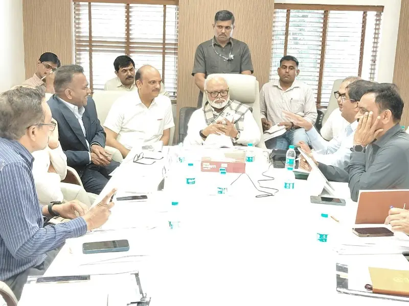 मा.मंत्रीछगनभुजबळयांचेदालनातबैठक(2)_copy_800x600