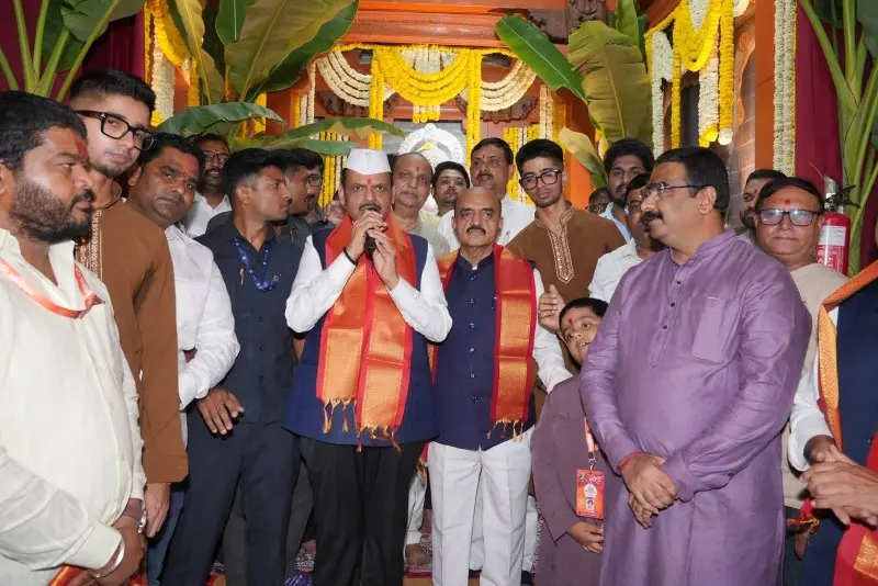 मुख्यमंत्रीदेवेंद्रफडणवीसयांचीअजिंक्यदेवगिरीप्रतिष्ठानगणेशोत्सवमंडळालाभेट-3_copy_800x534