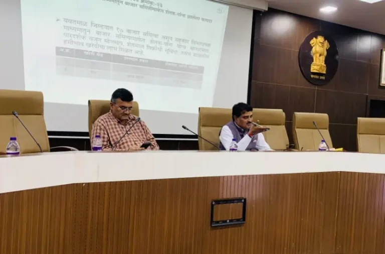 शेतकरी आत्महत्याग्रस्त जिल्ह्याचा कलंक दूर करण्यासाठी सर्व विभागांनी एकत्रितपणे काम करावे