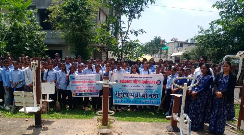 प्रबोधनकर महिला महाविद्यालय में स्वच्छता अभियान प्रबोधनकर महिला महाविद्यालय में स्वच्छता अभियान