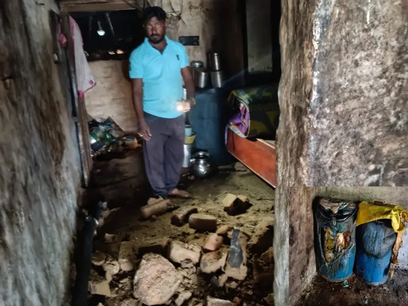 आसोली येथे शॉर्टसर्किटमुळे घराला आग आसोली येथे शॉर्टसर्किटमुळे घराला आग