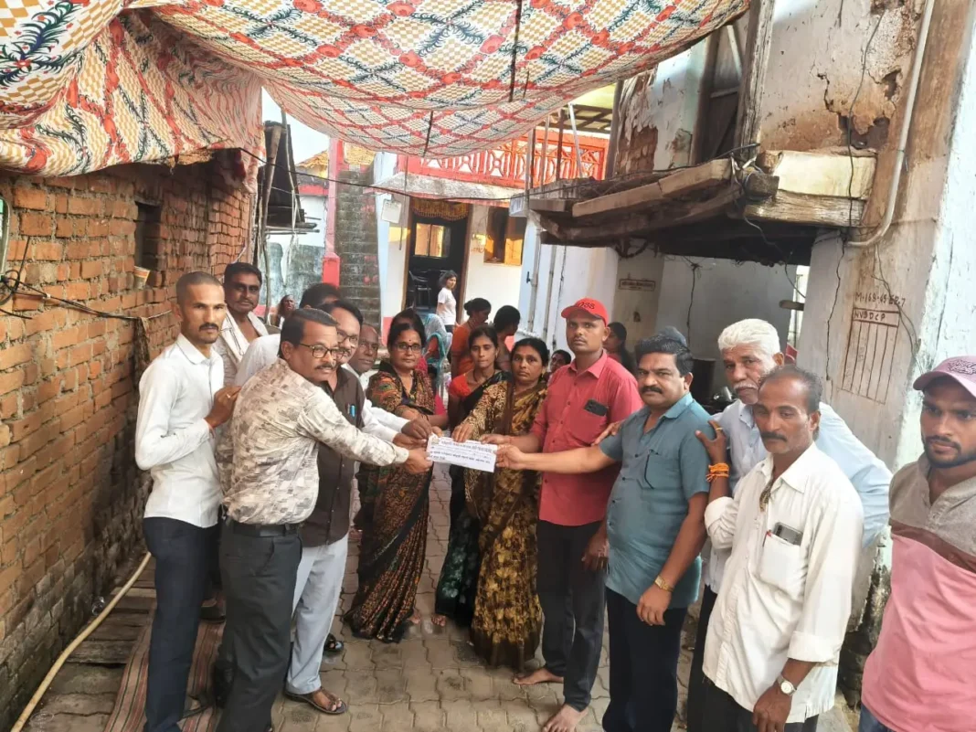 दुःखाच्या प्रसंगी कोहळी समाज मंडळाचा मदतीचा हात; डोंगरवार कुटुंबाला १० हजारांची आर्थिक मदत दुःखाच्या प्रसंगी कोहळी समाज मंडळाचा मदतीचा हात; डोंगरवार कुटुंबाला १० हजारांची आर्थिक मदत