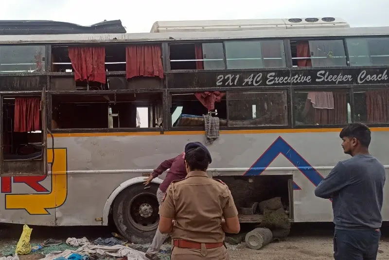महामार्गावरील उडाणपुलाजवळ भीषण बस अपघात; चालकाचा मृत्यू, १० प्रवासी जखमी महामार्गावरील उडाणपुलाजवळ भीषण बस अपघात; चालकाचा मृत्यू, १० प्रवासी जखमी