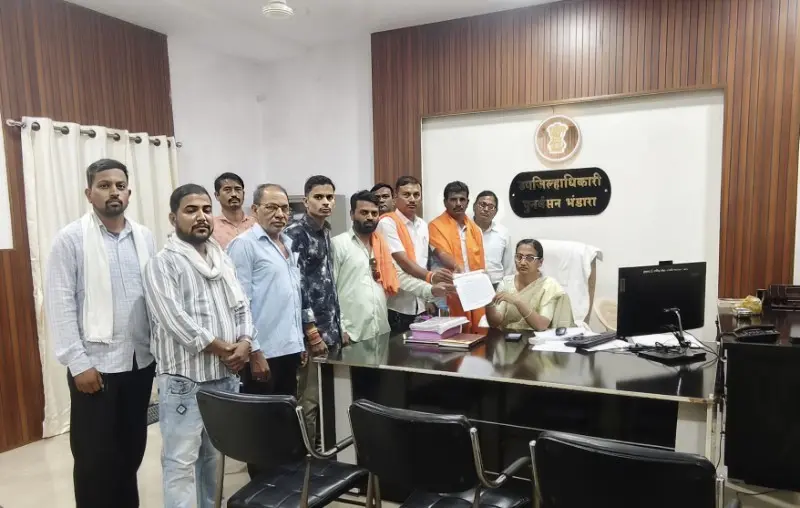 वैनगंगा पुलावरील पथदिवे बंद, खड्डे वाढले वैनगंगा पुलावरील पथदिवे बंद, खड्डे वाढले