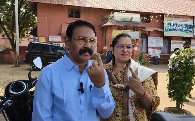 माजी खासदार सुनील मेंढे व शुभांगी मेंढे यांनी बजावला मतदानाचा हक्क माजी खासदार सुनील मेंढे व शुभांगी मेंढे यांनी बजावला मतदानाचा हक्क