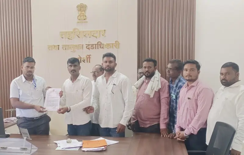 संत्रा फळ पिक विम्याच्या पैशासाठी मोर्शी तालुक्यातील शेतकरी धडकले तहसील कार्यालयावर ! संत्रा फळ पिक विम्याच्या पैशासाठी मोर्शी तालुक्यातील शेतकरी धडकले तहसील कार्यालयावर !