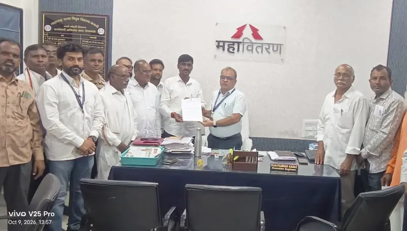मोर्शी येथे विजेच्या समस्येवरून शेतकऱ्यांचा कार्यकारी अभियंता कार्यालयात ठिय्या ! मोर्शी येथे विजेच्या समस्येवरून शेतकऱ्यांचा कार्यकारी अभियंता कार्यालयात ठिय्या !
