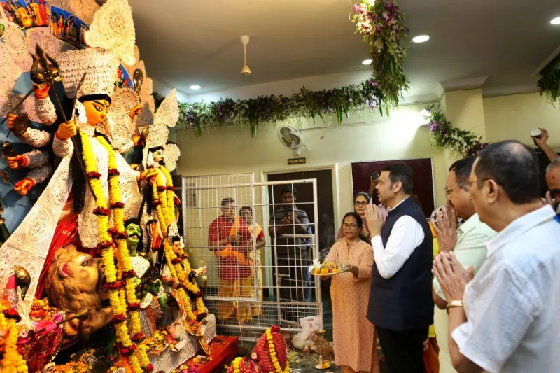 धंतोलीच्या दुर्गापूजा मंडपात मुख्यमंत्री देवेंद्र फडणवीस यांनी घेतले दुर्गादेवीचे दर्शन धंतोलीच्या दुर्गापूजा मंडपात मुख्यमंत्री देवेंद्र फडणवीस यांनी घेतले दुर्गादेवीचे दर्शन