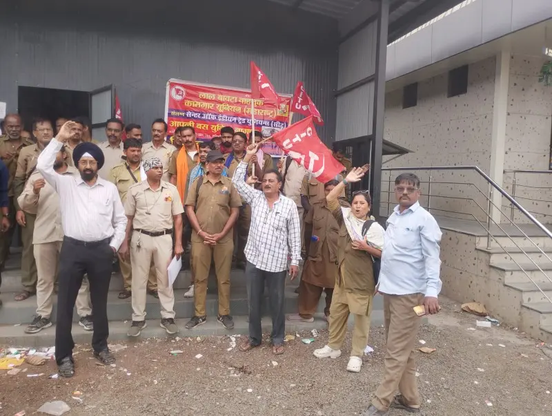वेतनातून मनमानी कपात; आपली बस वाहकांचा मोरभवन-२ येथे धरणे आंदोलन वेतनातून मनमानी कपात; आपली बस वाहकांचा मोरभवन-२ येथे धरणे आंदोलन