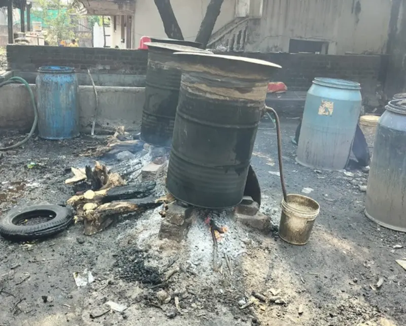 अवैध हातभट्टी दारू निर्मितीवर कळमेश्वर पोलिसांची कारवाई अवैध हातभट्टी दारू निर्मितीवर कळमेश्वर पोलिसांची कारवाई