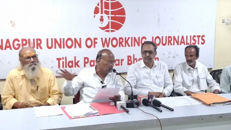 पांधन रस्त्यांवरील अतिक्रमण हटविण्यासह शेतकऱ्यांच्या विविध मागण्यांसाठी प्रमोद मोहोड यांचे २७ ऑक्टोबरपासून आमरण उपोषण पांधन रस्त्यांवरील अतिक्रमण हटविण्यासह शेतकऱ्यांच्या विविध मागण्यांसाठी प्रमोद मोहोड यांचे २७ ऑक्टोबरपासून आमरण उपोषण