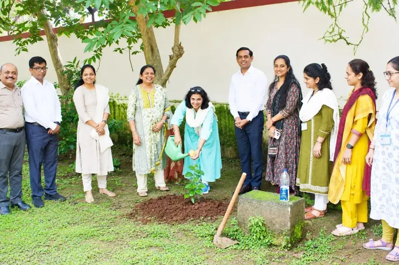 ‘सेवा संकल्प अभियानांतर्गत’ कोकण भवन येथे स्वच्छता मोहिमेतून स्वच्छतेचा संदेश ‘सेवा संकल्प अभियानांतर्गत’ कोकण भवन येथे स्वच्छता मोहिमेतून स्वच्छतेचा संदेश