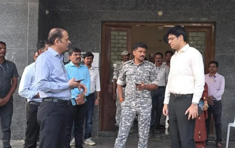 निवडणूक साहित्य वाटप व्यवस्था व स्ट्राँग रूमची जिल्हाधिकारी व पोलीस अधीक्षकांकडून पाहणी निवडणूक साहित्य वाटप व्यवस्था व स्ट्राँग रूमची जिल्हाधिकारी व पोलीस अधीक्षकांकडून पाहणी