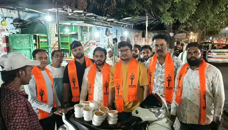 युवा सेना के वर्धापन दिन पर जरूरतमंदों को भोजनदान युवा सेना के वर्धापन दिन पर जरूरतमंदों को भोजनदान