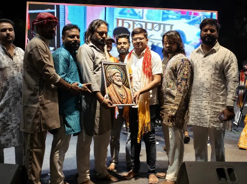 वाड़ी की महारानी गरबा उत्सव में विनोद कल्याणी ने किए दर्शन, हर्षल काकड़े और विजय मिश्रा का सत्कार वाड़ी की महारानी गरबा उत्सव में विनोद कल्याणी ने किए दर्शन, हर्षल काकड़े और विजय मिश्रा का सत्कार