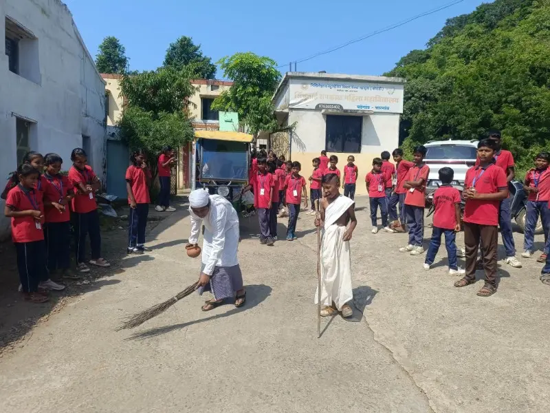 लोकमान्य विद्यालयात गांधी-शास्त्री जयंती उत्साहात, सेवा संकल्प अभियानातून ग्रामसफाई; अहिंसा रॅलीतून विद्यार्थ्यांनी दिला स्वच्छता व शांततेचा संदेश लोकमान्य विद्यालयात गांधी-शास्त्री जयंती उत्साहात, सेवा संकल्प अभियानातून ग्रामसफाई; अहिंसा रॅलीतून विद्यार्थ्यांनी दिला स्वच्छता व शांततेचा संदेश