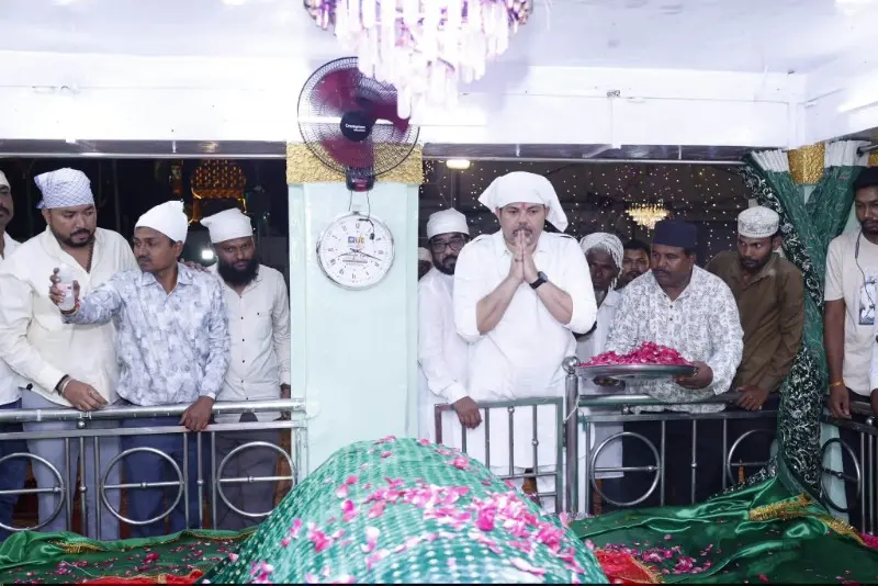 उर्स के अवसर पर विधायक डॉ. आशीष देशमुख ने बाबा लष्कर शाह दरगाह पर की जियारत, देश में सुख, शांति और सद्भावना के लिए की दुआ; नगराध्यक्ष सहित जनप्रतिनिधि और दरगाह कमेटी के पदाधिकारी रहे उपस्थित उर्स के अवसर पर विधायक डॉ. आशीष देशमुख ने बाबा लष्कर शाह दरगाह पर की जियारत, देश में सुख, शांति और सद्भावना के लिए की दुआ; नगराध्यक्ष सहित जनप्रतिनिधि और दरगाह कमेटी के पदाधिकारी रहे उपस्थित