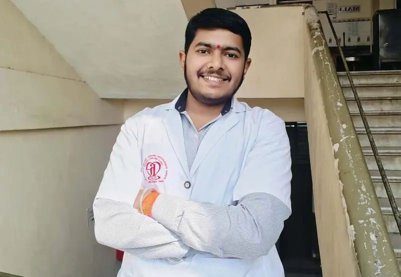 विपरीत परिस्थितियों पर मात कर ओम ठवरे बने डॉक्टर! विपरीत परिस्थितियों पर मात कर ओम ठवरे बने डॉक्टर!