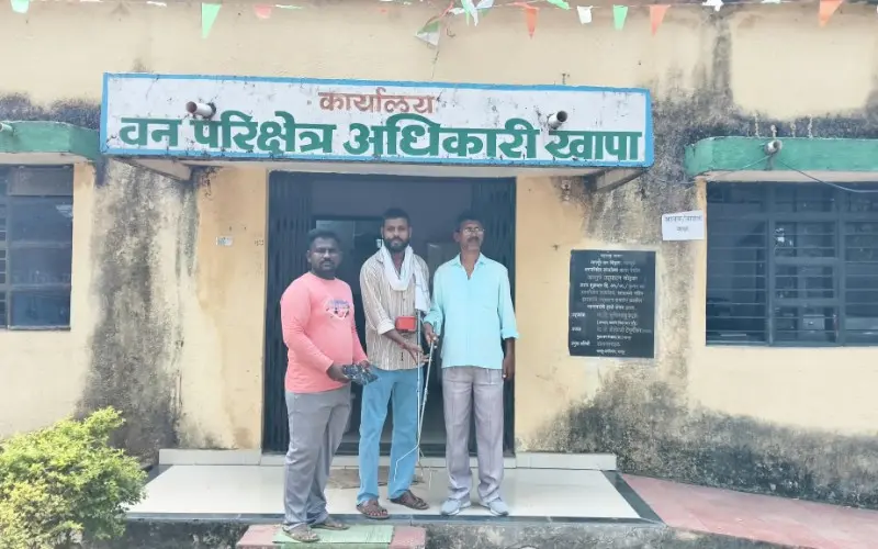 सर्पमित्रांना रेस्क्यू साहित्याचे वाटप; सुरक्षित सर्प बचावावर भर!, सर्पमित्रांना रेस्क्यू साहित्याचे वाटप; सुरक्षित सर्प बचावावर भर!,
