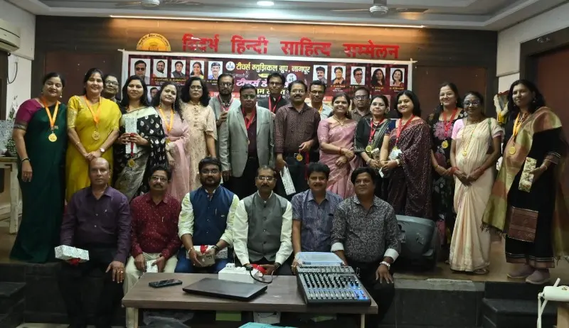 शिक्षकांनी आपल्या गायन कलेने श्रोत्यांना मंत्रमुग्ध केले शिक्षकांनी आपल्या गायन कलेने श्रोत्यांना मंत्रमुग्ध केले