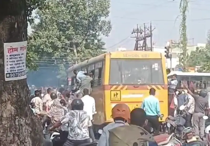 बच्चों से भरी स्कूल से निकला धुआं बच्चों से भरी स्कूल से निकला धुआं