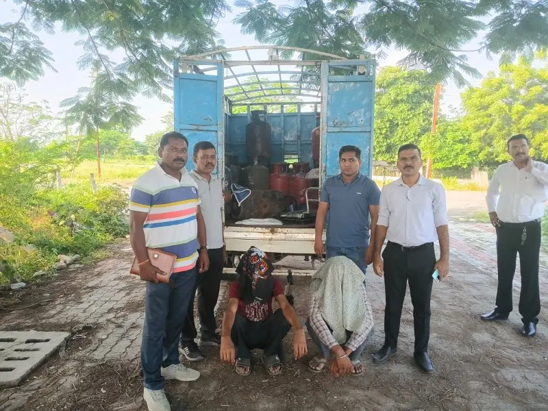 घरेलू सिलिंडर से कमर्शियल गैस की अफरातफरी घरेलू सिलिंडर से कमर्शियल गैस की अफरातफरी