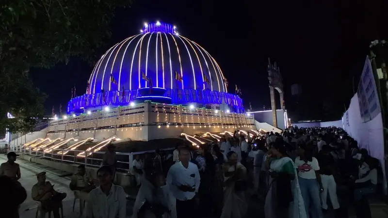दीक्षाभूमि पर आस्था का सैलाब दीक्षाभूमि पर आस्था का सैलाब