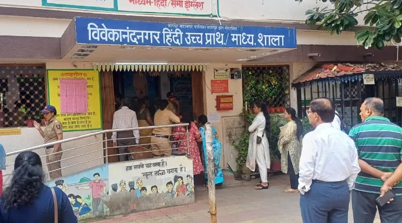 महाराष्ट्र विपि की 5 सीटों के लिए मतदान शुरू महाराष्ट्र विपि की 5 सीटों के लिए मतदान शुरू