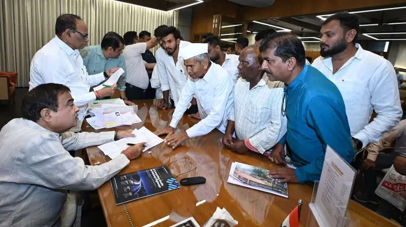 गडकरी के जनसंपर्क कार्यक्रम में शिकायतों का अंबार गडकरी के जनसंपर्क कार्यक्रम में शिकायतों का अंबार