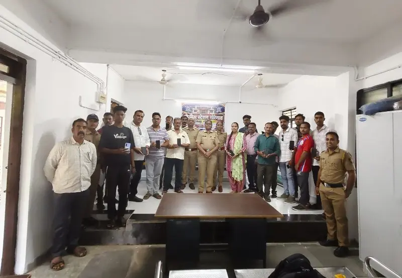 गोरेगांव पुलिस ने किए 28 मोबाइल बरामद गोरेगांव पुलिस ने किए 28 मोबाइल बरामद