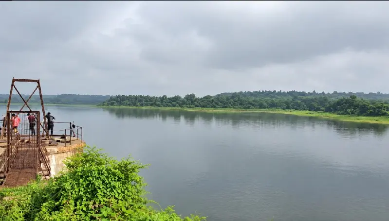 गोरेवाड़ा तालाब में अब भी बह रहा गंदा पानी गोरेवाड़ा तालाब में अब भी बह रहा गंदा पानी