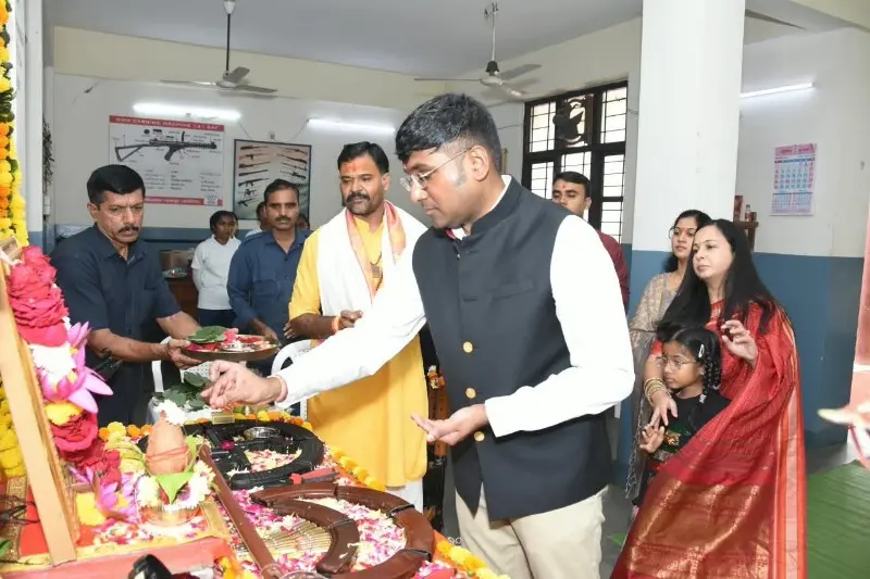 नागपुर ग्रामीण पुलिस मुख्यालय में शस्त्रपूजन नागपुर ग्रामीण पुलिस मुख्यालय में शस्त्रपूजन