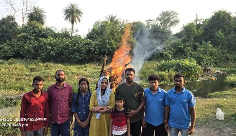 इंसानियत : बेसहारा वृद्धा को दिया आखिरी सहारा इंसानियत : बेसहारा वृद्धा को दिया आखिरी सहारा