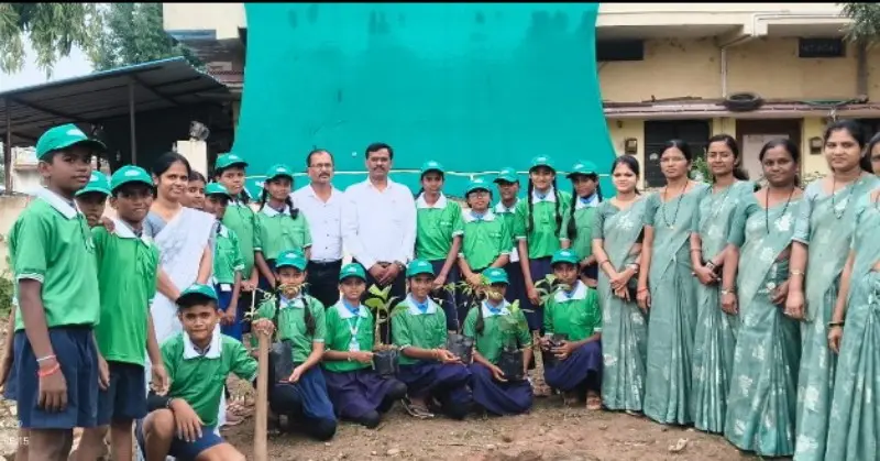 सेवा संकल्प अभियानांतर्गत चाचेर शाळेत वृक्षारोपण सेवा संकल्प अभियानांतर्गत चाचेर शाळेत वृक्षारोपण