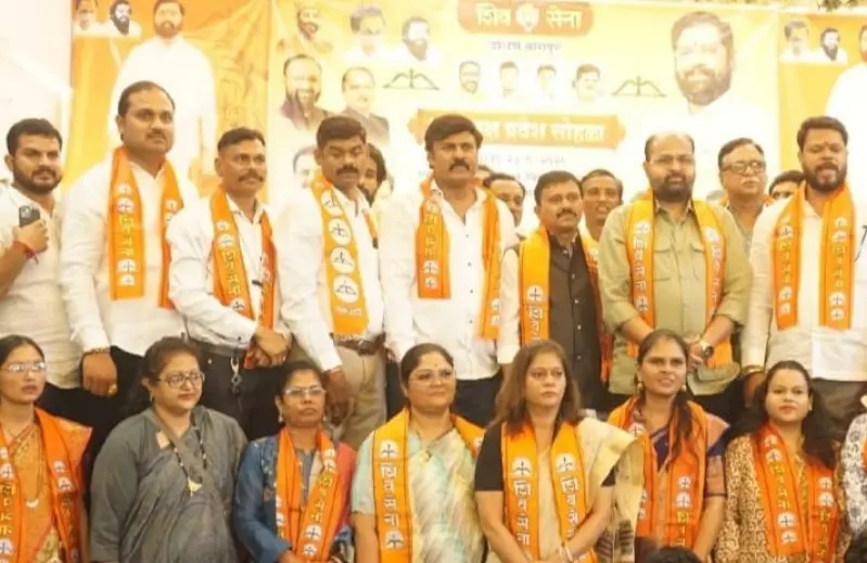 दक्षिण नागपुरात शिवसेनेचा भव्य पक्षप्रवेश सोहळा दक्षिण नागपुरात शिवसेनेचा भव्य पक्षप्रवेश सोहळा