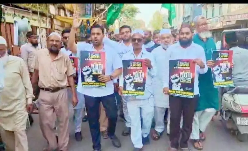 मुस्लिम यूथ लीग नागपुर, इंडियन यूनियन मुस्लिम लीग नागपुर व msf द्वारा SIR के मुद्दे पर मुख्य चुनाव आयुक्त ज्ञानेश कुमार के इस्तीफे की मांग को लेकर मोहम्मद अली रोड, मोमिनपुरा नागपुर में विरोध प्रदर्शन किया गया। मुस्लिम यूथ लीग नागपुर, इंडियन यूनियन मुस्लिम लीग नागपुर व msf द्वारा SIR के मुद्दे पर मुख्य चुनाव आयुक्त ज्ञानेश कुमार के इस्तीफे की मांग को लेकर मोहम्मद अली रोड, मोमिनपुरा नागपुर में विरोध प्रदर्शन किया गया।