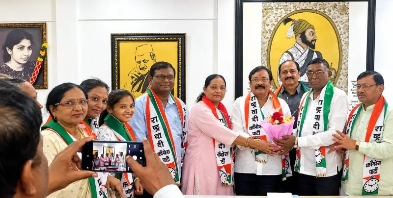 जनतेच्या प्रश्नांसाठी सदैव कटिबद्ध संतोष भुजाडे यांचा विशेष सत्कार जनतेच्या प्रश्नांसाठी सदैव कटिबद्ध संतोष भुजाडे यांचा विशेष सत्कार