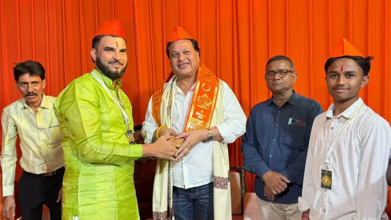 तेलीपुरात नगराध्यक्ष अजय अग्रवाल यांनी घेतले मस्कऱ्या गणरायाचे दर्शन तेलीपुरात नगराध्यक्ष अजय अग्रवाल यांनी घेतले मस्कऱ्या गणरायाचे दर्शन
