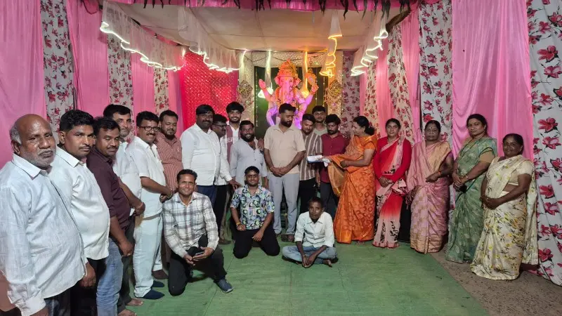 खात – रेवराल जिल्हा परिषद सर्कल अंतर्गत येणाऱ्या गावातील गणेश उत्सव मंडळाना महसूलमंत्री तथा पालकमंत्री चंद्रशेखर बावनकुळे यांच्याकडून आलेल्या वर्गणीचे अग्रवाल दांपत्याकडून वितरण खात – रेवराल जिल्हा परिषद सर्कल अंतर्गत येणाऱ्या गावातील गणेश उत्सव मंडळाना महसूलमंत्री तथा पालकमंत्री चंद्रशेखर बावनकुळे यांच्याकडून आलेल्या वर्गणीचे अग्रवाल दांपत्याकडून वितरण